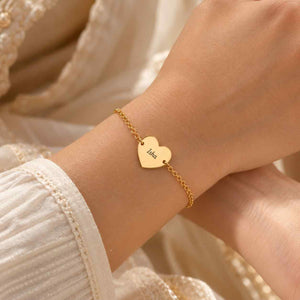 Heart name bracelet in gold with personalized engraving for a unique and stylish accessory