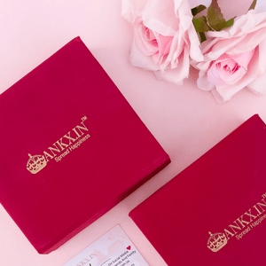 Ankx.in red jewelry box for name ring with pink roses on a light pink background