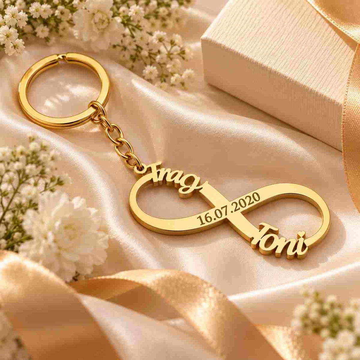 Personalized Couple Keychain in Gold with Infinity Design and Names for Lasting Memories