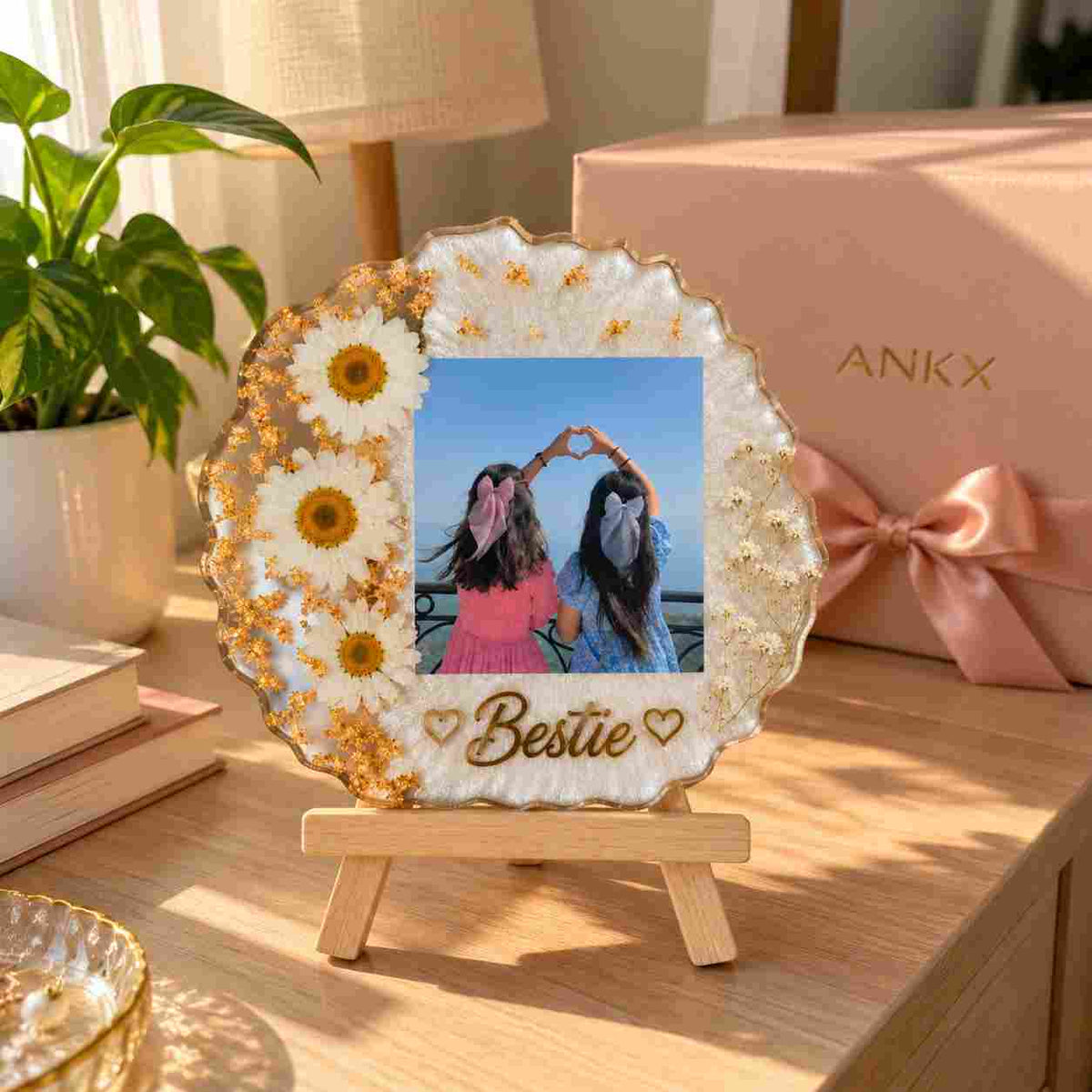 Personalized Resin Photo Frame with Name Bestie, Floral Design, Gold Accents, and Round Shape